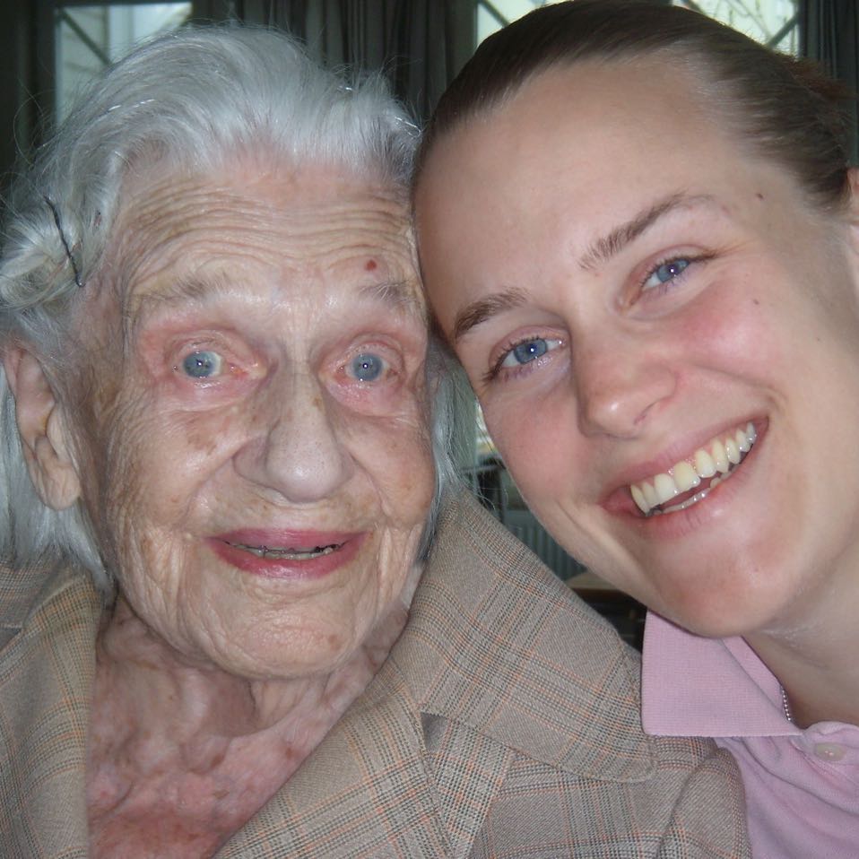 Idag skulle min älskade farmor fyllt år. Hon dog 106 år gammal 2010. Det börjar bli länge sen nu men fortfarande så saknar jag henne så mkt. Hon är den mest positiva människa jag träffat och var så otroligt levnadsglad. Det som är mest synd är att hon aldrig fick träffa mina barn. När man börjar tycka att man är gammal har livet knappt börjar om man ska leva i över 100 år. När jag frågade henne vad som var viktigt för att leva så länge sa hon ”Frukt och Kärlek”. Något som jag alltid bär med mig. Fina underbara Farmor❤️❤️